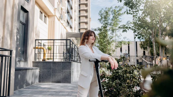 Beautiful Young Woman White Suit Standing Her Electric Scooter Modern — Fotografia de Stock