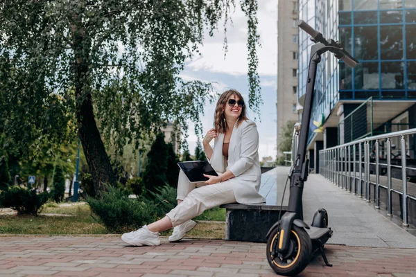 Mulher Negócios Sorridente Terno Branco Óculos Sol Trabalhando Tablet Digital — Fotografia de Stock