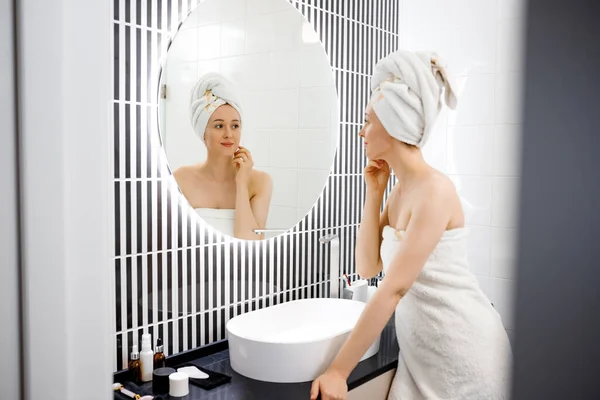 Atractiva Mujer Joven Toalla Está Mirando Espejo Pie Baño Después — Foto de Stock