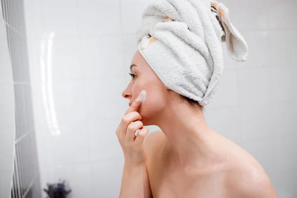 Mujer Joven Aplicando Crema Arrugas Pie Detrás Del Espejo Baño — Foto de Stock