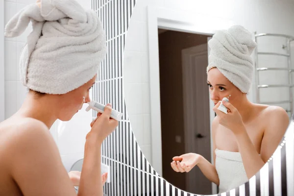 Mulher Jovem Aplicando Creme Rugas Atrás Espelho Banheiro Casa Cosmetologia — Fotografia de Stock