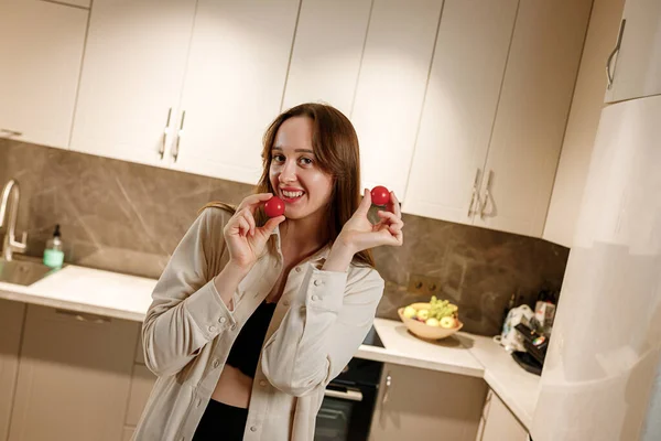 健康食品の概念 若い幸せな女性がチェリートマトを持ち モダンな白いキッチンを背景に笑顔 家庭料理 サラダ材料 — ストック写真