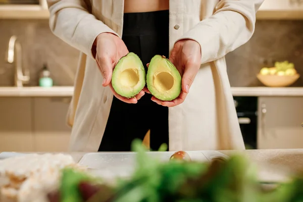 Primer Plano Las Manos Mujer Cortando Aguacate Fresco Cocina Moderna —  Fotos de Stock