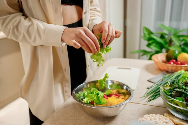 Krásná Mladá Žena Připravuje Zeleninový Veganský Salát Kuchyni Zdravé Jídlo — Stock fotografie