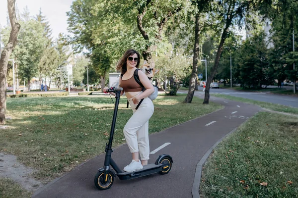 Happy Smiling Woman Traveler Riding Her Electro Scooter City Parkland — 图库照片