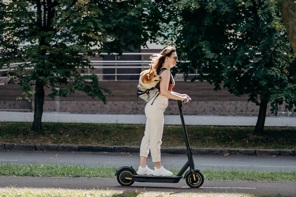 Happy Smiling Woman Traveler Riding Her Electro Scooter City Parkland — Zdjęcie stockowe