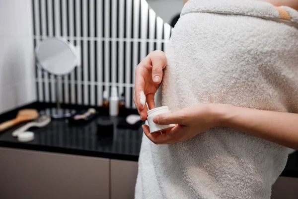 浴室のボトルから保湿クリームを取る女性の手の閉じる 彼女の乾燥した肌の世話をする女性 — ストック写真