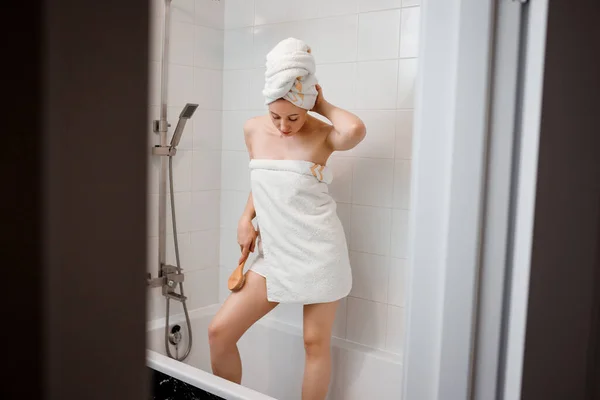 Jovem Mulher Bonita Toalha Branca Fazendo Massagem Corpo Drenagem Linfática — Fotografia de Stock