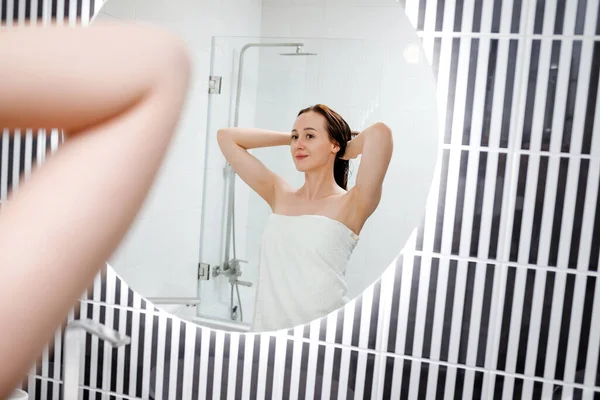 Belle Femme Serviette Blanche Avec Peigne Brossant Ses Cheveux Mouillés — Photo