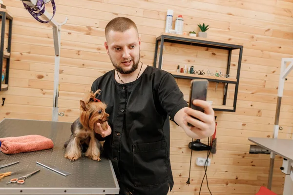 Professionell Manliga Groomer Gör Foto Med Hund Klient Efter Grooming — Stockfoto