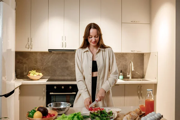 Wanita Muda Cantik Sedang Menyiapkan Salad Sayuran Dapur Gaya Hidup — Stok Foto