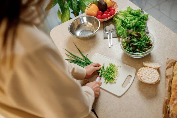 Detailní Záběr Ženy Připravující Zeleninový Veganský Salát Kuchyni Zdravé Jídlo — Stock fotografie