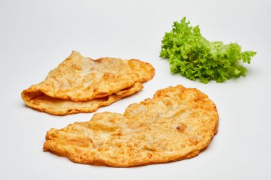 Cheburek, beyaz arka planda et ve soğanlı kızarmış turta. Sağlıksız yiyecekler. Türk ve Moğol halklarının geleneksel yemeği