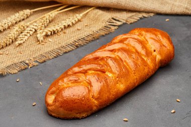 Koyu taş yüzeyde lezzetli glütensiz beyaz ekmek.