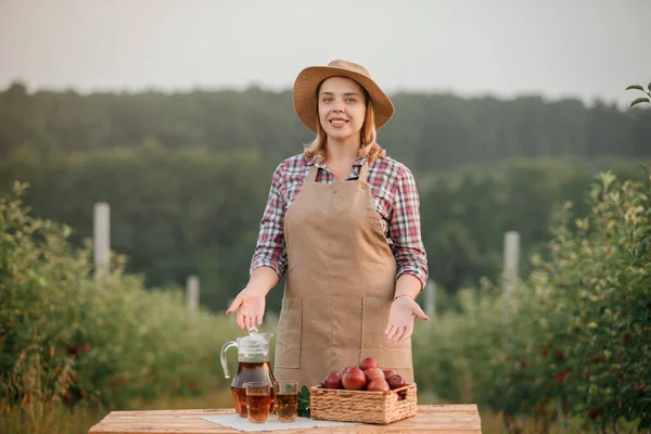 Szczęśliwa Uśmiechnięta Pracownica Rolnicza Smacznym Sokiem Świeżo Dojrzałymi Jabłkami Ogrodzie — Zdjęcie stockowe