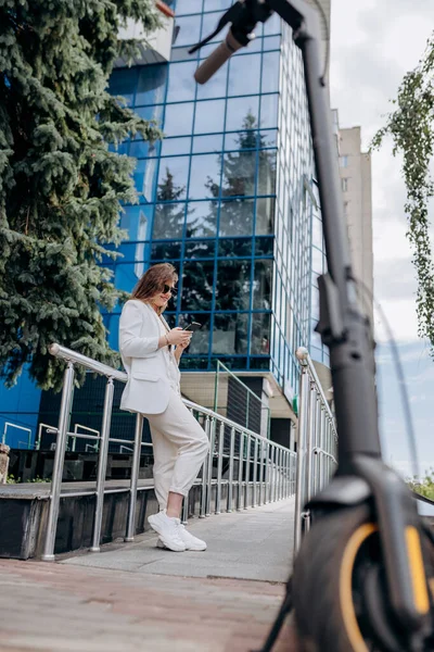 Mulher Negócios Bonita Terno Branco Óculos Sol Usando Telefone Durante — Fotografia de Stock