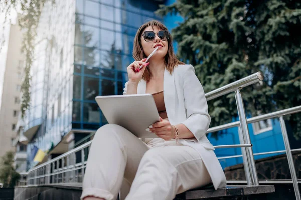 Mujer Negocios Sonriente Traje Blanco Gafas Sol Que Trabajan Tableta — Foto de Stock