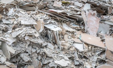 Victoria British Columbia, Kanada - 04 / 23 / 2019: Alçıtaşı duvar tahtası bir geri dönüşüm fabrikasında nakliye ve işleme için bekliyor.