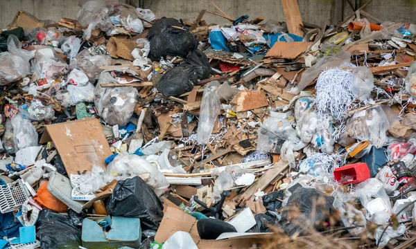 Victoria British Columbia, Kanada - 04 / 23 / 2019: Bir geri dönüşüm fabrikasında nakliye ve işleme bekleyen inşaat çöpleri yığıldı.