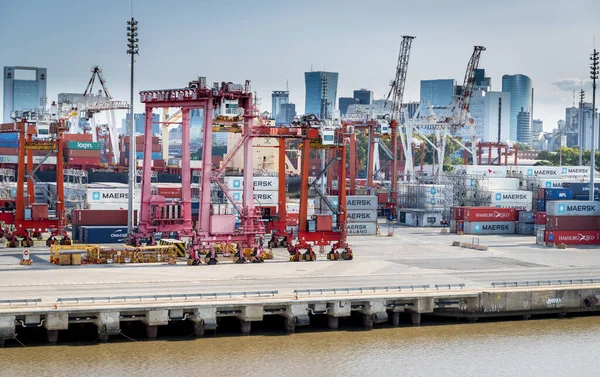 Buenos Koç / Arjantin - 19 Ocak 2020. Vinçlerle taşınan kargo konteynırları diğer ülkelere gönderilmek üzere Puerto Madero 'nun etrafına istiflenmiştir. .