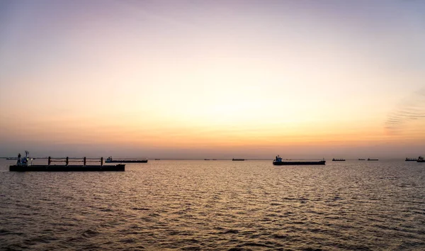 Kargo gemileri gün batımında Buenos Aries açıklarında yükleme için bekliyor..