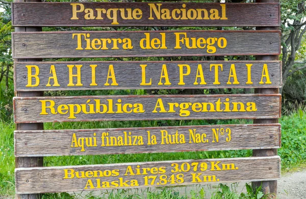 アラスカで終わる北アメリカと南アメリカを横断する道の始まりを示すティエラ フエゴのサイン — ストック写真