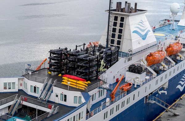 Ushuaia / Arjantin - 23 Ocak 2020: Güney Arjantin 'in Ushuaia limanı, Antarktika' ya gitmek için bir üs olarak kullanan çok sayıda yolcu gemisine liman sağlar..