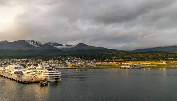 Ushuaia / Arjantin - 23 Ocak 2020: Güney Arjantin 'in Ushuaia limanı, Antarktika' ya gitmek için bir üs olarak kullanan çok sayıda yolcu gemisine liman sağlar..