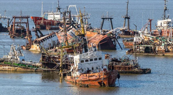 Montevideo Uruguay limanında terk edilmiş balıkçı gemileri..