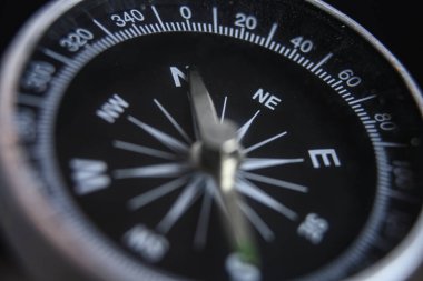 Metal manyetik pusula kuzey makro çekim arkaplanını gösteriyor 