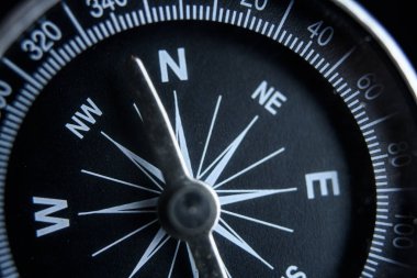 Metal manyetik pusula kuzey makro çekim arkaplanını gösteriyor 