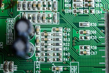 Elektronik devre kartının bileşenleriyle yakın çekim
