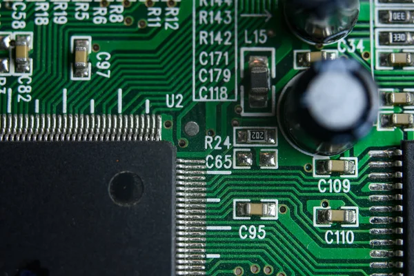 Close-up tiro de placa de circuito eletrônico com componentes — Fotografia de Stock