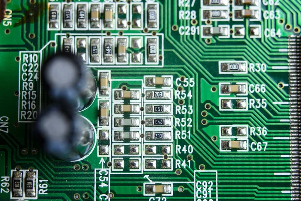 Close-up tiro de placa de circuito eletrônico com componentes — Fotografia de Stock