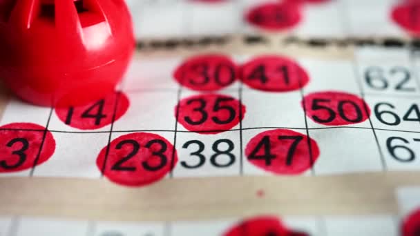 Bingo Spelen Nummers Markeren Met Rode Stift Hoge Kwaliteit Beeldmateriaal — Stockvideo