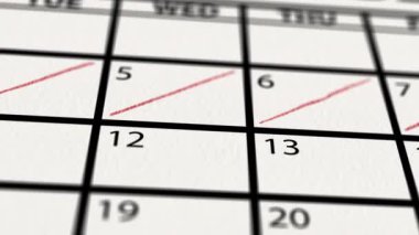 Takvimde Noel işaretli. Noel gününe kadar takvimde tarihi karalıyorum. Yüksek kalite 4k görüntü