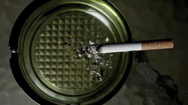 Mano Recoge Cigarrillo Para Fumar Vuelve Poner Cenicero Imágenes Alta — Vídeos de Stock