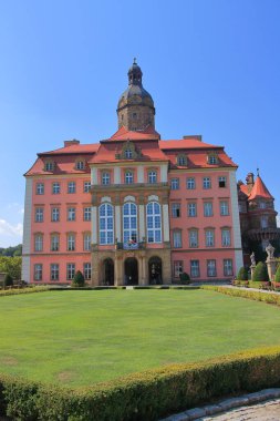 13. yüzyılda inşa edilen ve Ksiaz Manzara Parkı 'nın bir parçası olan Wabrzych Foothills' de (Polonya) yer alan Ksiaz Kalesi.