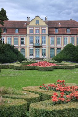 15. yüzyılda Gotik tarzda inşa edilen Gdansk Oliwa 'daki Abbots Sarayı, 18. yüzyılda Rokoko tarzında genişledi..