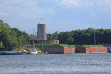 15. yüzyılın sonundan kalma Martwa Wisla 'daki (Westerplatte Yarımadası' nın önündeki) tarihi Gotik Wisloujscie Kalesi, Polonya sahillerindeki en eski deniz kenarı kalesidir.