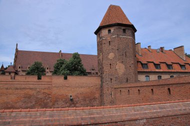 Malbork 'taki Gotik şato (Polonya), Tötonik Düzen tarafından inşa edildi; Töton Düzeni' nin büyük efendilerinin ve Töton Düzeni yetkililerinin tahtı, ve 1457-1772 yılları arasında Polonya krallarının ikametgahı..
