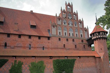 Malbork 'taki Gotik şato (Polonya), Tötonik Düzen tarafından inşa edildi; Töton Düzeni' nin büyük efendilerinin ve Töton Düzeni yetkililerinin tahtı, ve 1457-1772 yılları arasında Polonya krallarının ikametgahı..