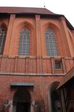 Malbork 'taki Gotik şato (Polonya), Tötonik Düzen tarafından inşa edildi; Töton Düzeni' nin büyük efendilerinin ve Töton Düzeni yetkililerinin tahtı, ve 1457-1772 yılları arasında Polonya krallarının ikametgahı..