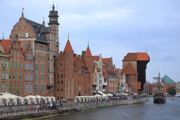 Gdańsk Polska Widok Zabytkowych Budynków Nad Rzeką Motawą Wśród Widocznych — Zdjęcie stockowe