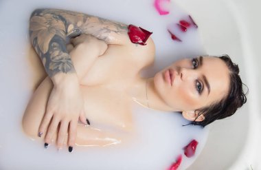 Dövmeli, sütlü seksi kız.