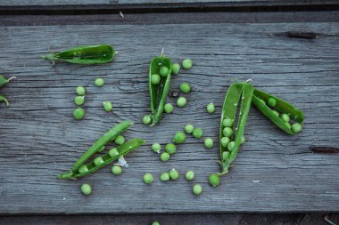 Ahşap zemin üzerinde yeşil bezelyeler