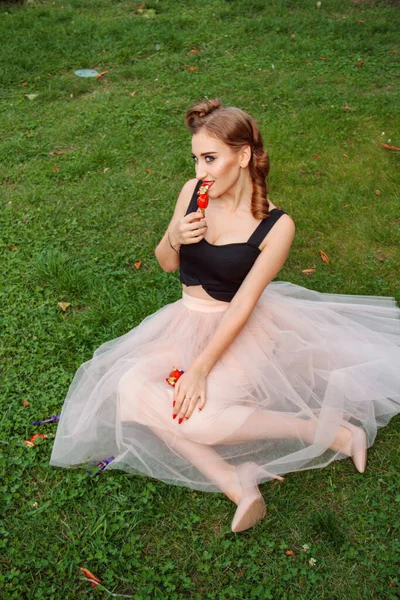 Photo Session Pin Girl Nature Eating Candy — Stockfoto