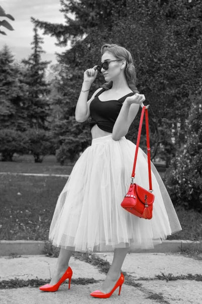 Black White Photo Girl Colored Shoes Handbag — Fotografia de Stock
