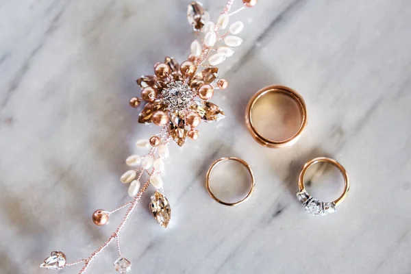Precious hairpin and wedding rings on stone — Stockfoto