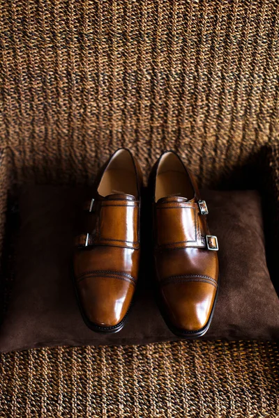 Wedding brown shoes on the brown chair — Fotografia de Stock